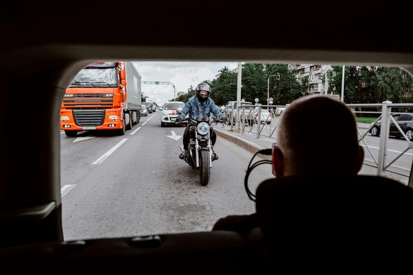 Casque à Vélo & Moto : L'Indispensable Geste de Sécurité pour Deux Roues